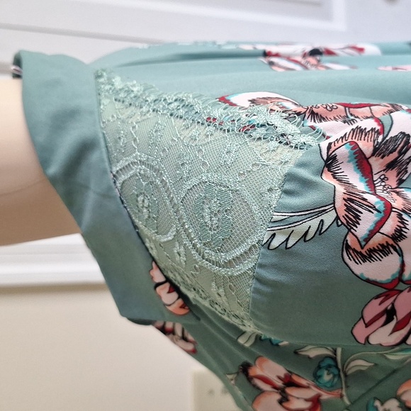 Candie's Dusty Green Floral Blouse Size Medium - Picture 10 of 11